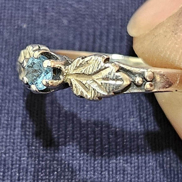 Vintage Sterling Silver and Blue Topaz Leaf Ring - Picture 7 of 9